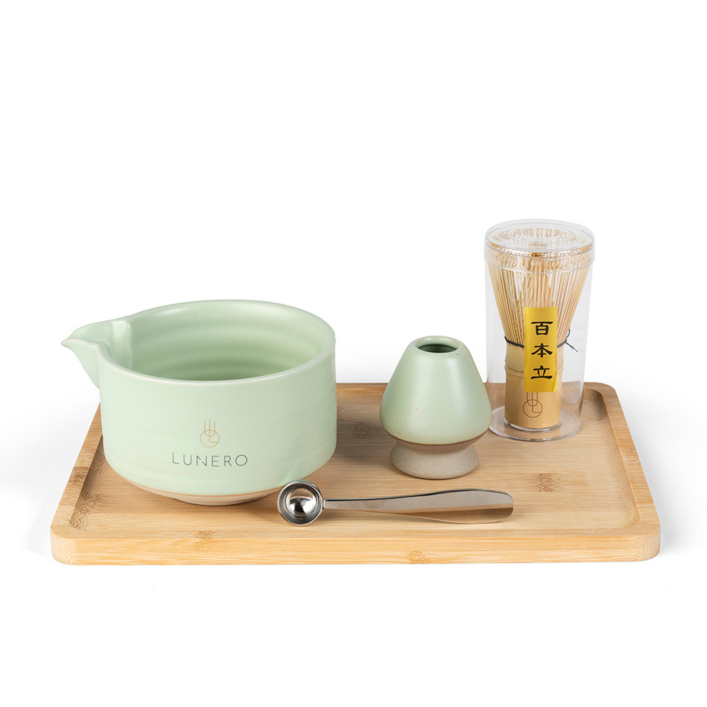Matcha kom met whisk, houder en lepel op houten plateau – onderdeel Lunero Matcha set.