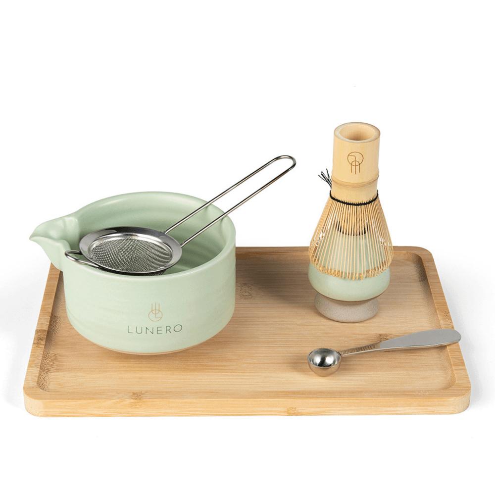 Matcha kom met zeefje, whisk en maatlepel op plateau – Lunero Matcha set.