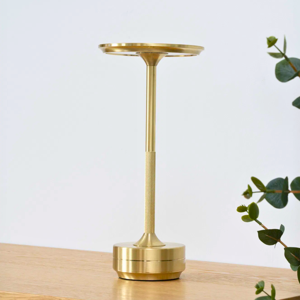 Lyneham LED tafellamp in goud van House Nordic – draadloze en oplaadbare design tafellamp op houten tafel.