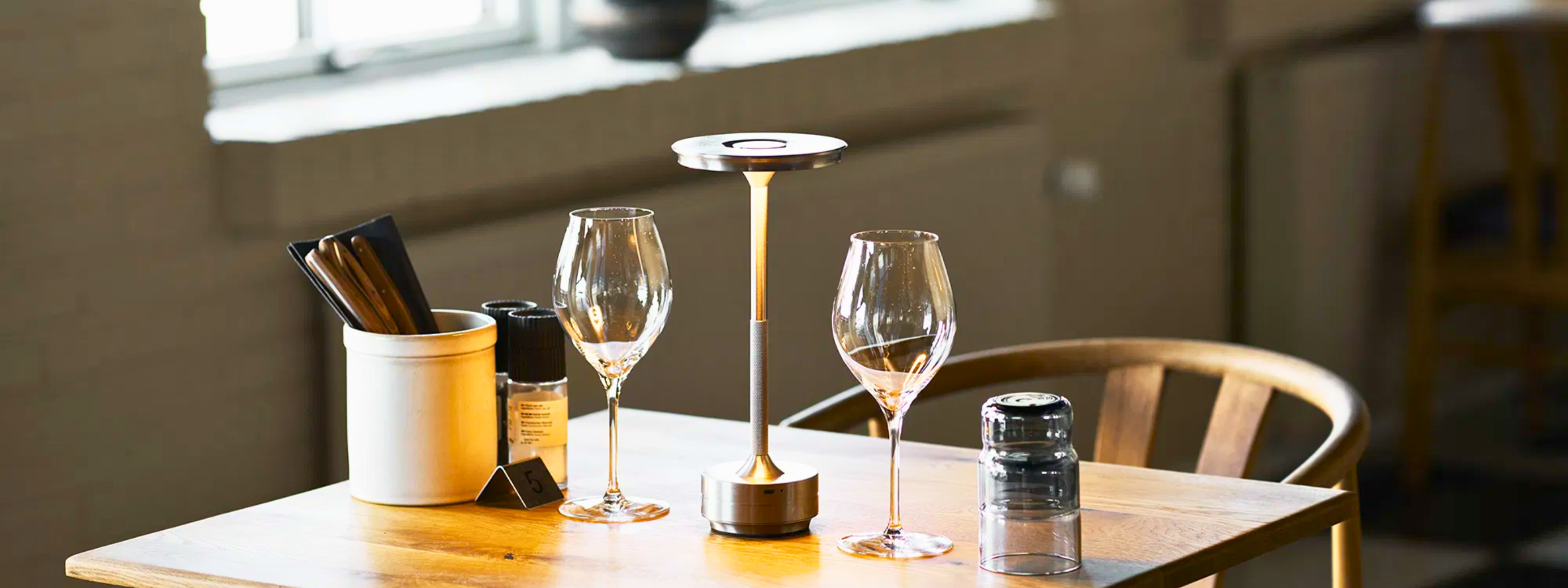 De zilvere Lyneham tafellamp van House Nordic op een sfeervolle tafel.