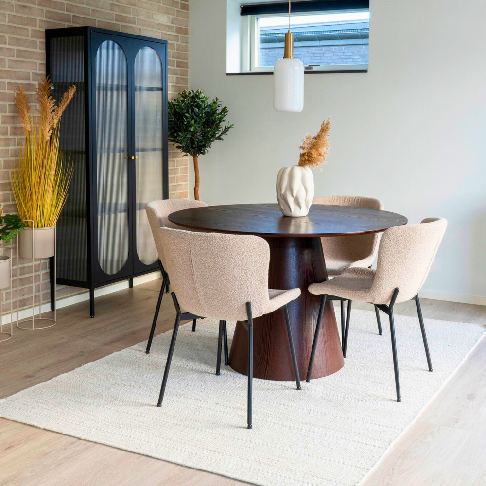 Maceda eetkamerstoelen in beige bouclé met zwarte poten van House Nordic, gestyled rond een ronde eettafel in een modern Scandinavisch interieur.