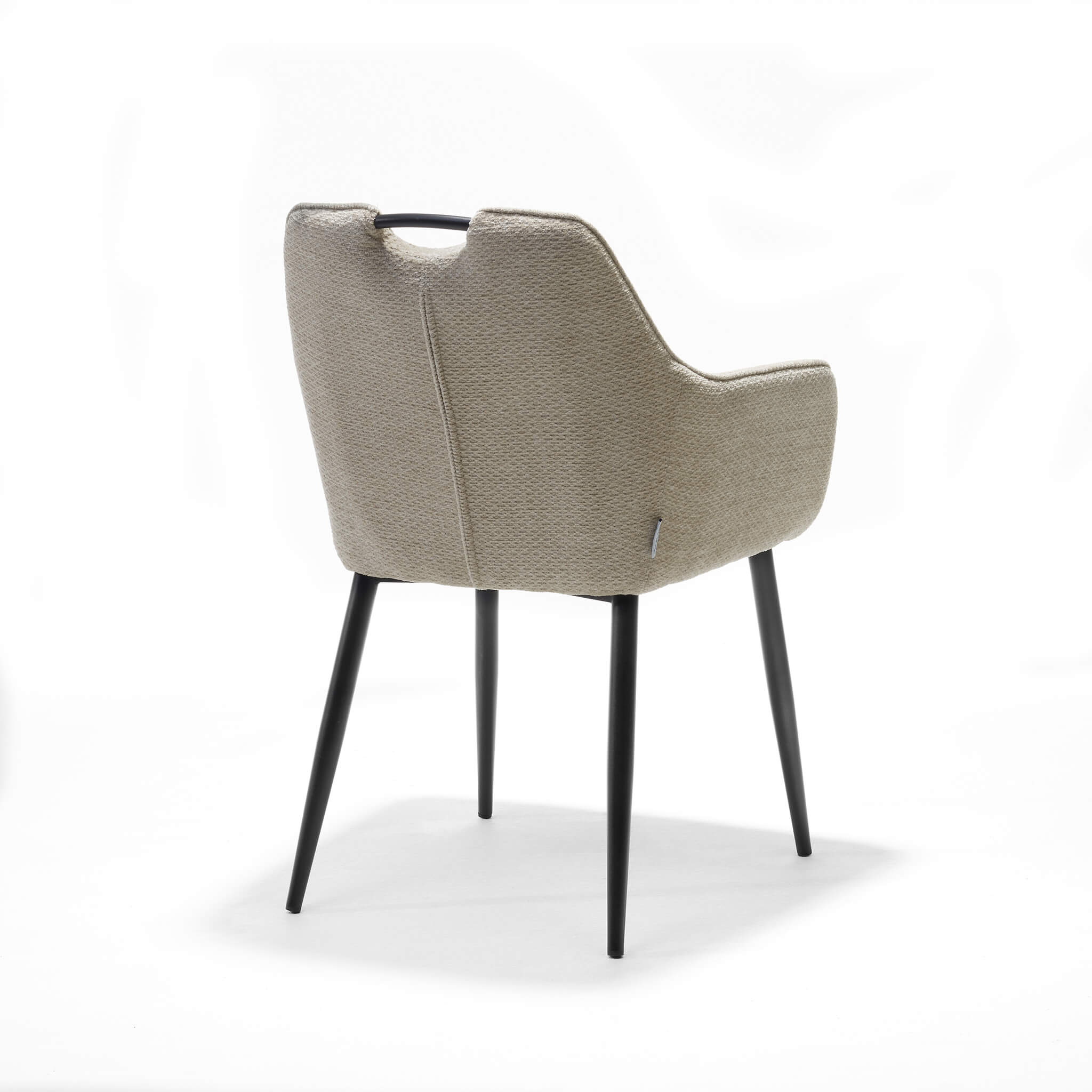Achteraanzicht van de RV Design Adele armstoel in beige Retro Bliss stof met zwart metalen poten en geïntegreerd handvat, gefotografeerd op een witte achtergrond.
