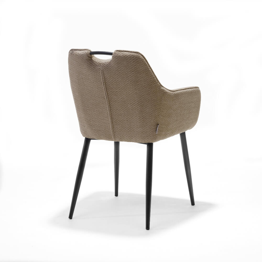 Achteraanzicht van de RV Design Adele armstoel in taupe Retro Bliss stof met zwart metalen poten en geïntegreerd handvat, gefotografeerd op een witte achtergrond.