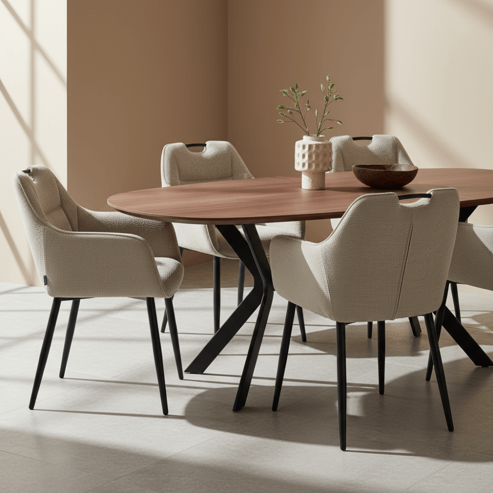 RV Design Adele armstoelen in beige Retro Bliss stof rond een ronde houten eettafel in een moderne eetkamer.