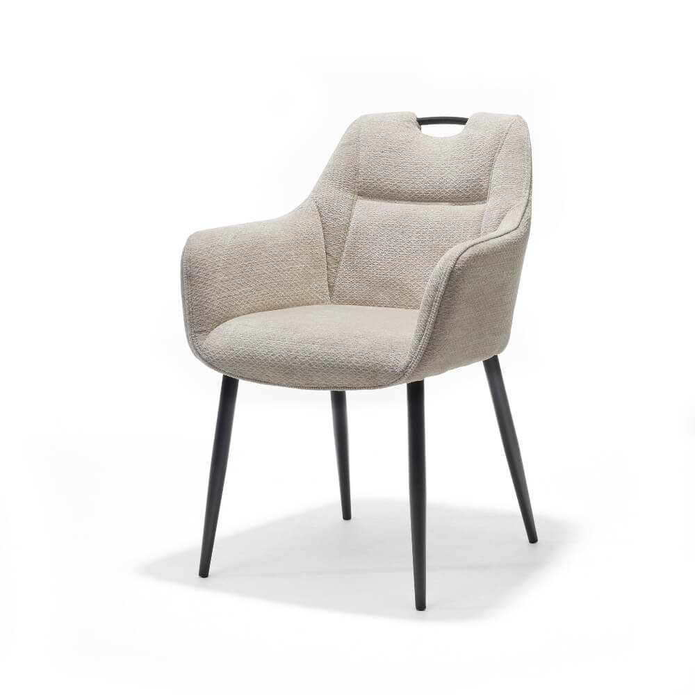 RV Design Adele armstoel in beige Retro Bliss stof met ergonomische rugleuning en zwarte metalen poten, zijaanzicht op witte achtergrond.