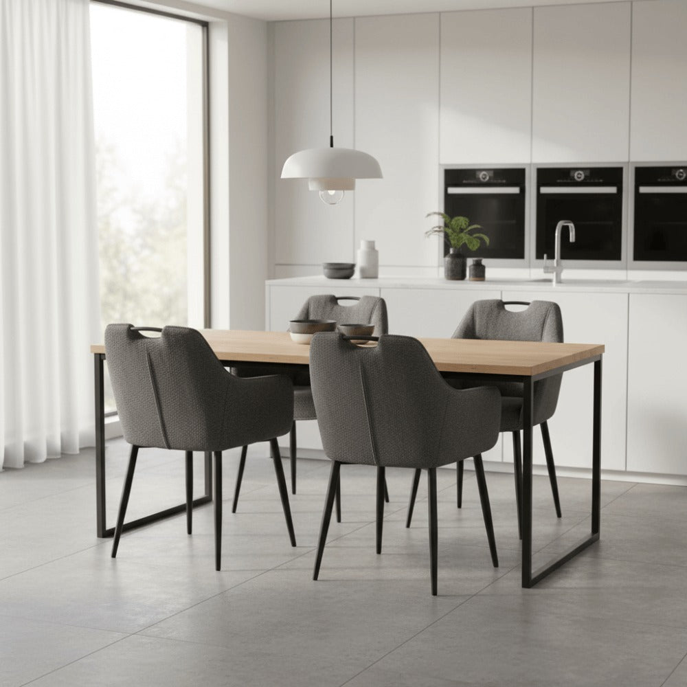 Vier antracietkleurige RV Design Adele armstoelen met zwarte poten rond een houten eettafel in een moderne witte keuken met strakke kastenwand en hanglamp.