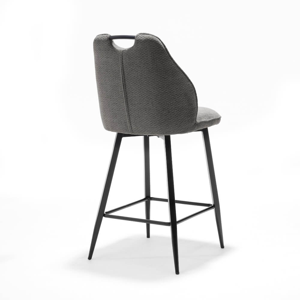 Achteraanzicht van de RV Design Adele barkruk in antraciet Retro Bliss stof met zwart metalen poten en geïntegreerd handvat, gefotografeerd op een witte achtergrond.