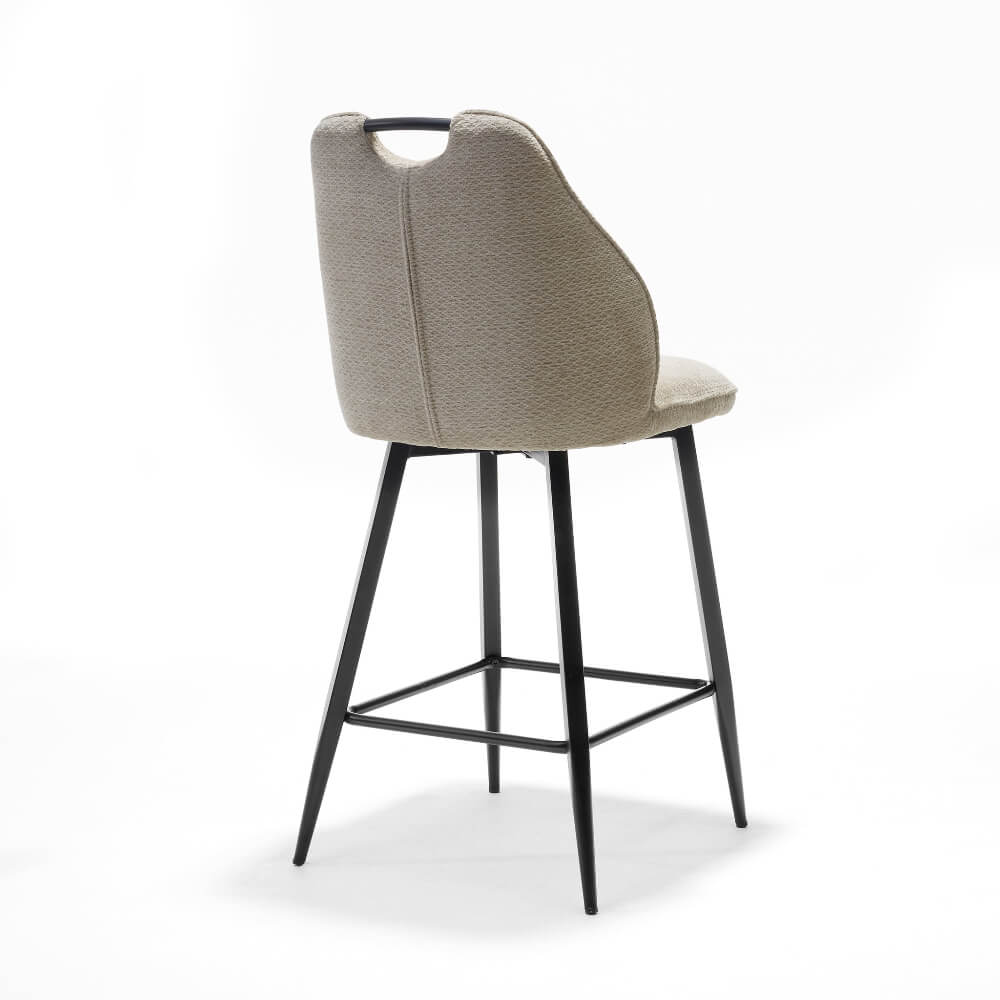 Achteraanzicht van de RV Design Adele barkruk in beige Retro Bliss stof met zwart metalen poten en geïntegreerd handvat, gefotografeerd op een witte achtergrond.