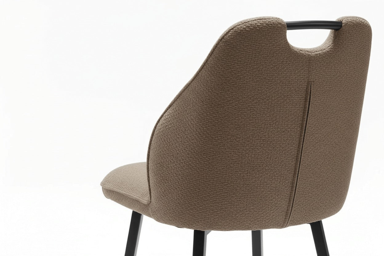 Detail van de RV Design Adele barkruk in taupe Retro Bliss stof met geïntegreerde handgreep en zwart metalen frame.