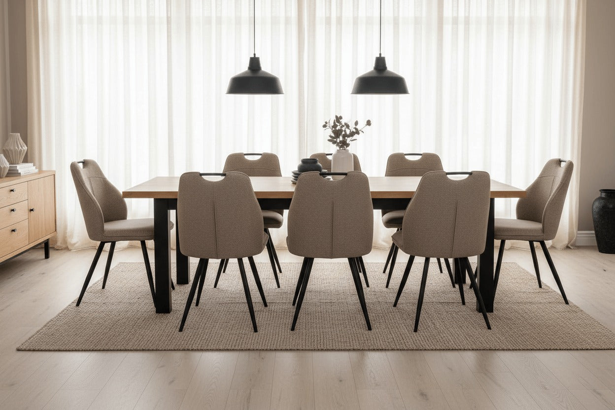 RV Design Adele eetkamerstoelen in taupe Retro Bliss stof rond een moderne eettafel in een Scandinavische eetkamer.