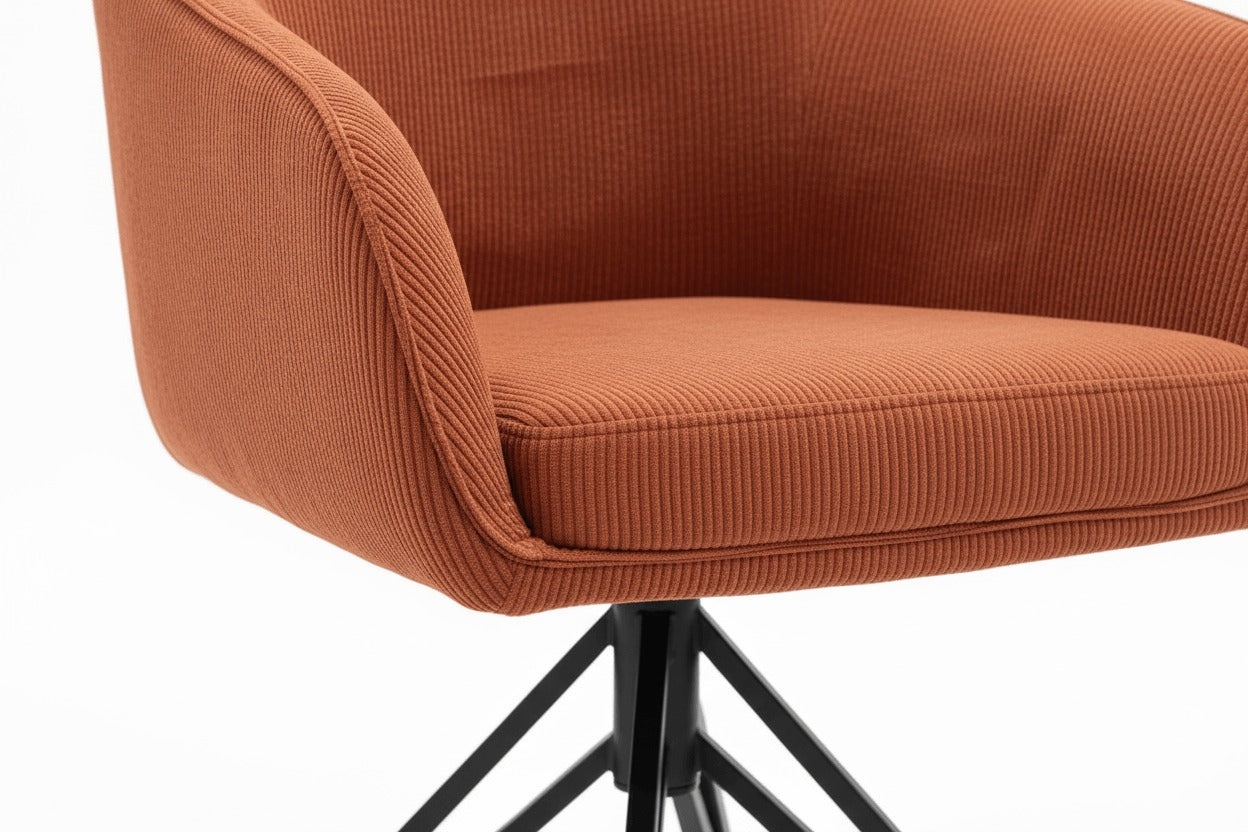 Detail van de RV Design Blues armstoel in koperkleurige ribstof (corduroy) met comfortabele zitting en zwart metalen draaivoet.