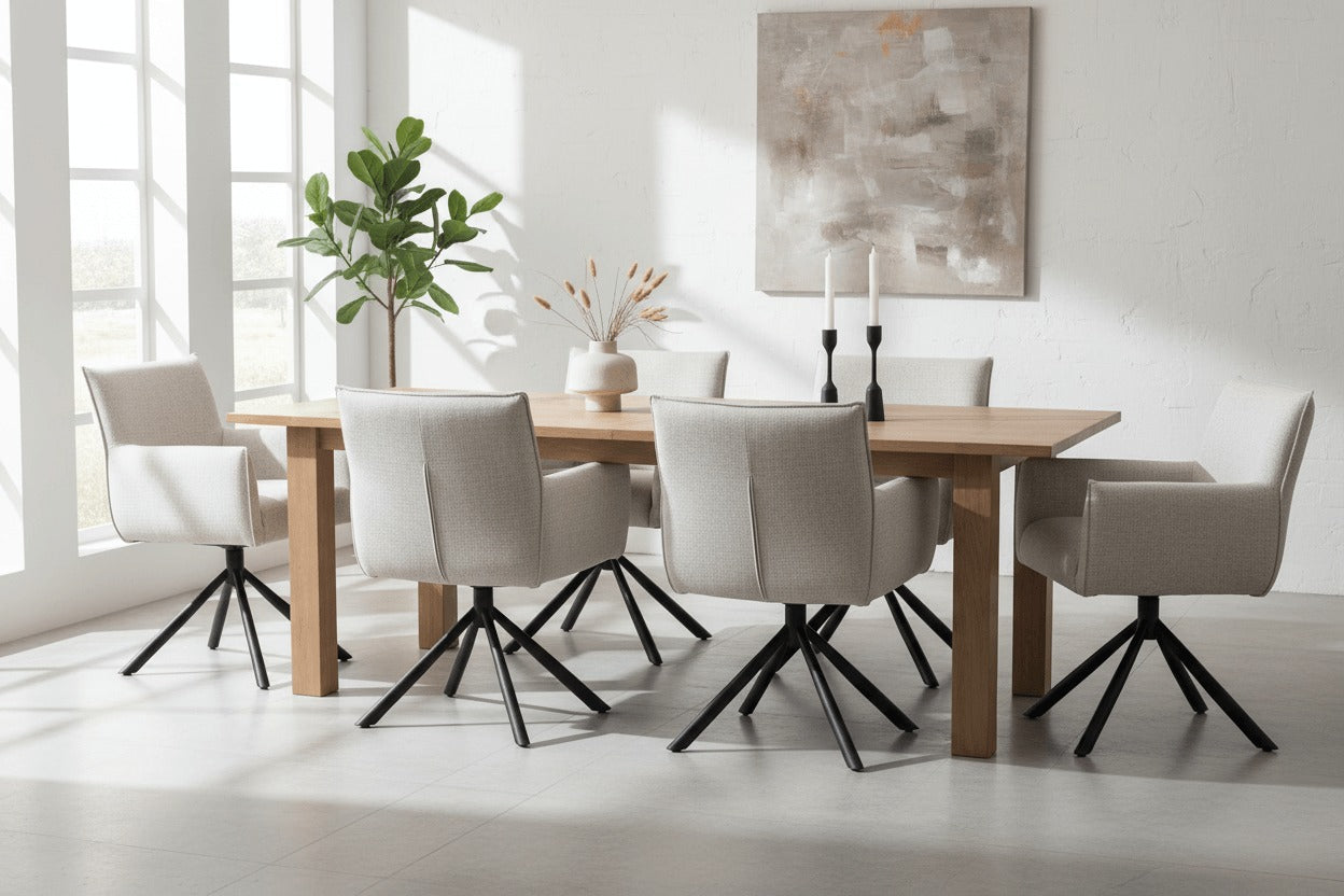 RV Design Focus armstoelen in Oasis Natural stof rond houten eettafel in moderne eetkamer met zwarte draaivoeten.