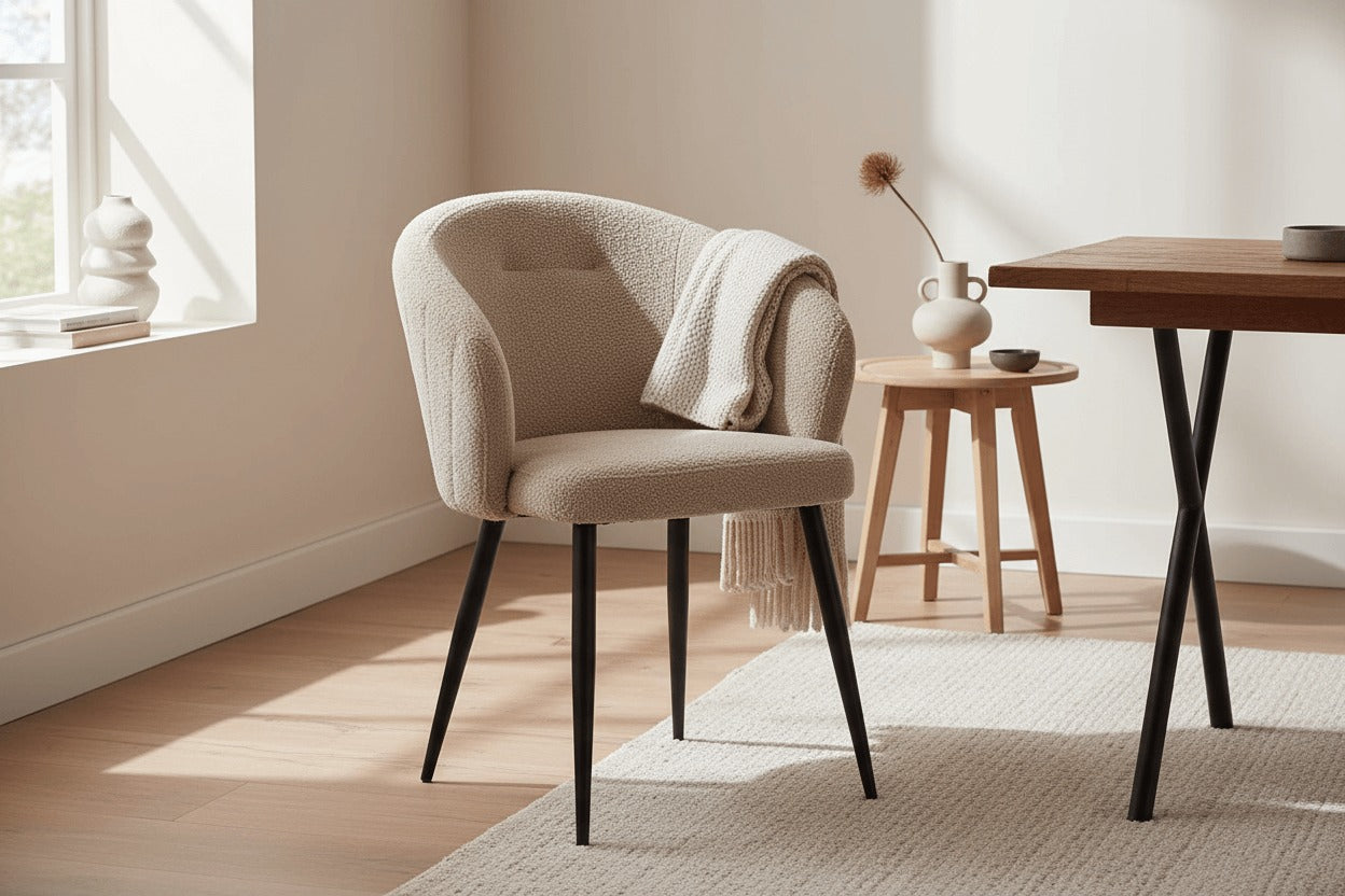 RV Design Kelly stoel in naturel teddy stof met zwart metalen onderstel in een rustige, moderne interieursetting.