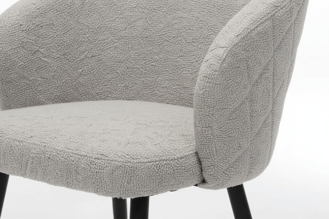 Detail van de RV Design Kelly stoel met zachte teddy stof in naturel kleur en zwart metalen onderstel.