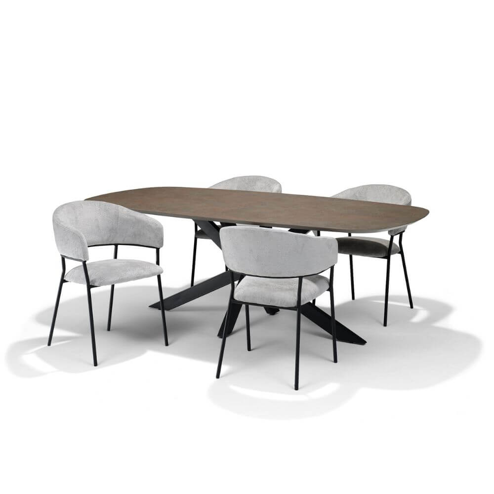 RV Design Liam armstoelen in lichtgrijze stof rond een ovale houten eettafel met zwart metalen onderstel.