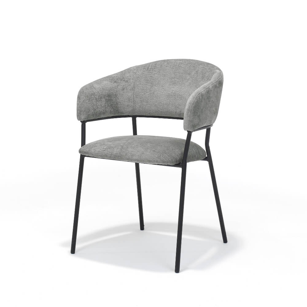 Liam armstoel van RV Design in grijs Perfect Harmony stof met zwart metalen onderstel. Vooraanzicht van de moderne eetkamerstoel.
