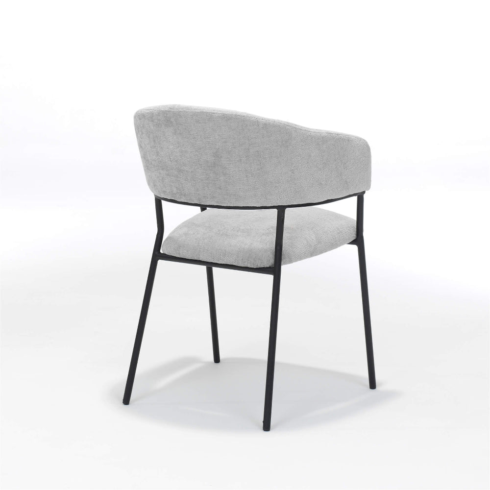 Achteraanzicht van de Liam armstoel van RV Design in lichtgrijs Perfect Harmony stof met zwart metalen onderstel. Modern en stijlvol ontwerp.