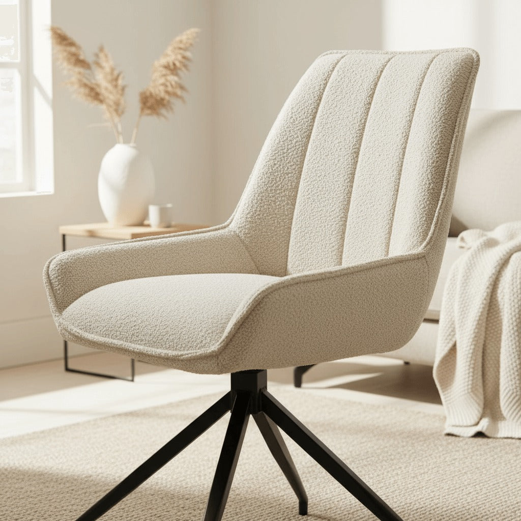 Detail van de RV Design Montana stoel in ecru Alpine-stof met comfortabele zitting en zwarte draaivoet.