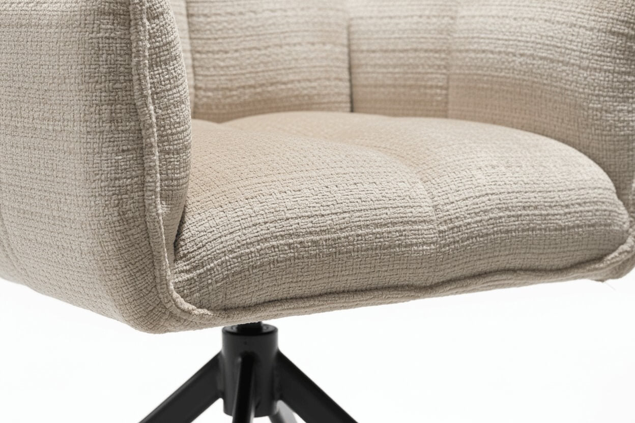 Detail van de RV Design Nova armstoel in beige Cremona stof met comfortabele zitting en subtiele stofstructuur.