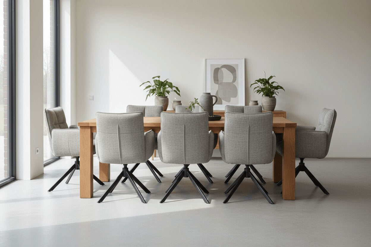 RV Design Nova armstoelen in lichtgrijze stof rond een houten eettafel in een minimalistisch, modern interieur.