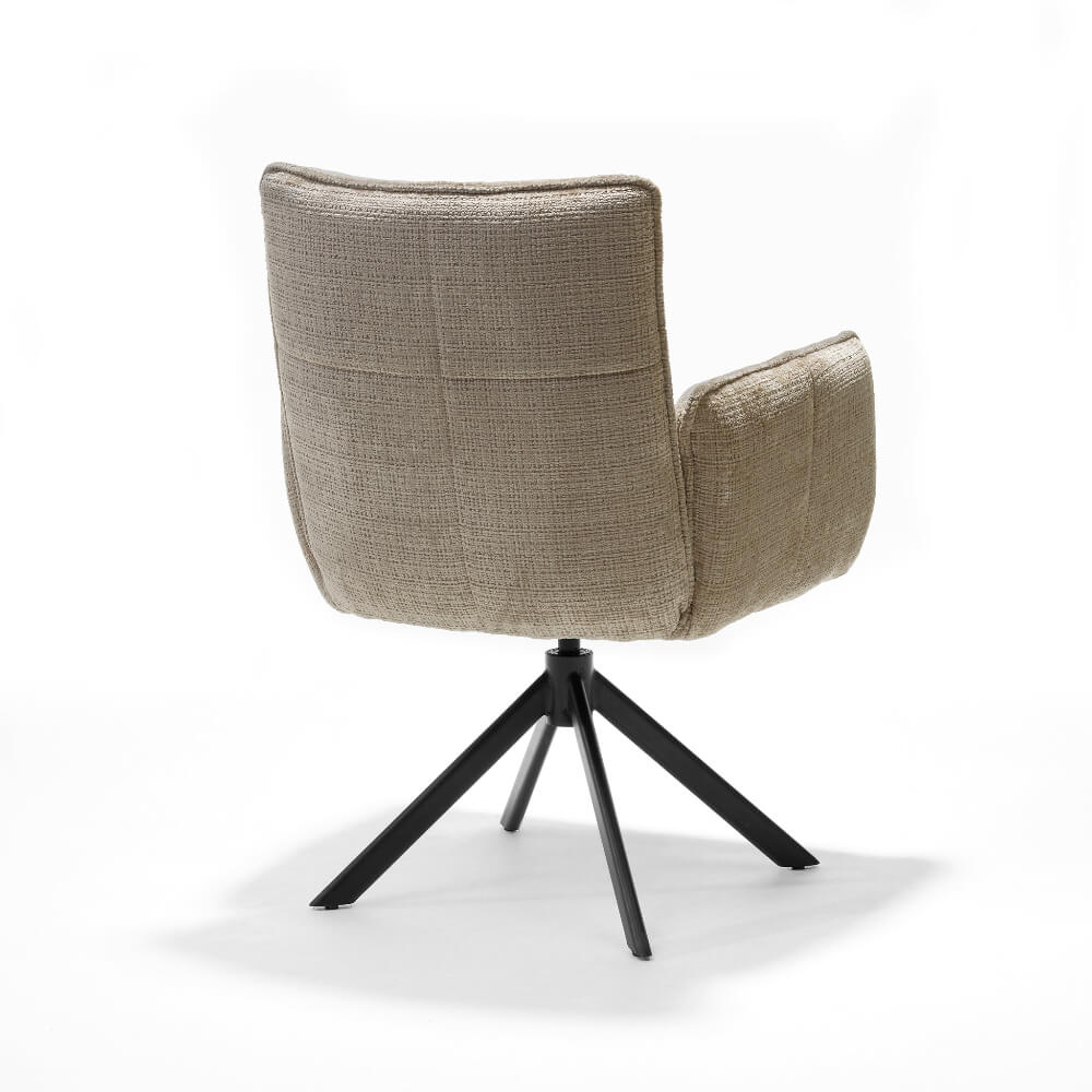 Achteraanzicht van de RV Design Nova armstoel in beige Cremona stof met zwarte metalen draaivoet.