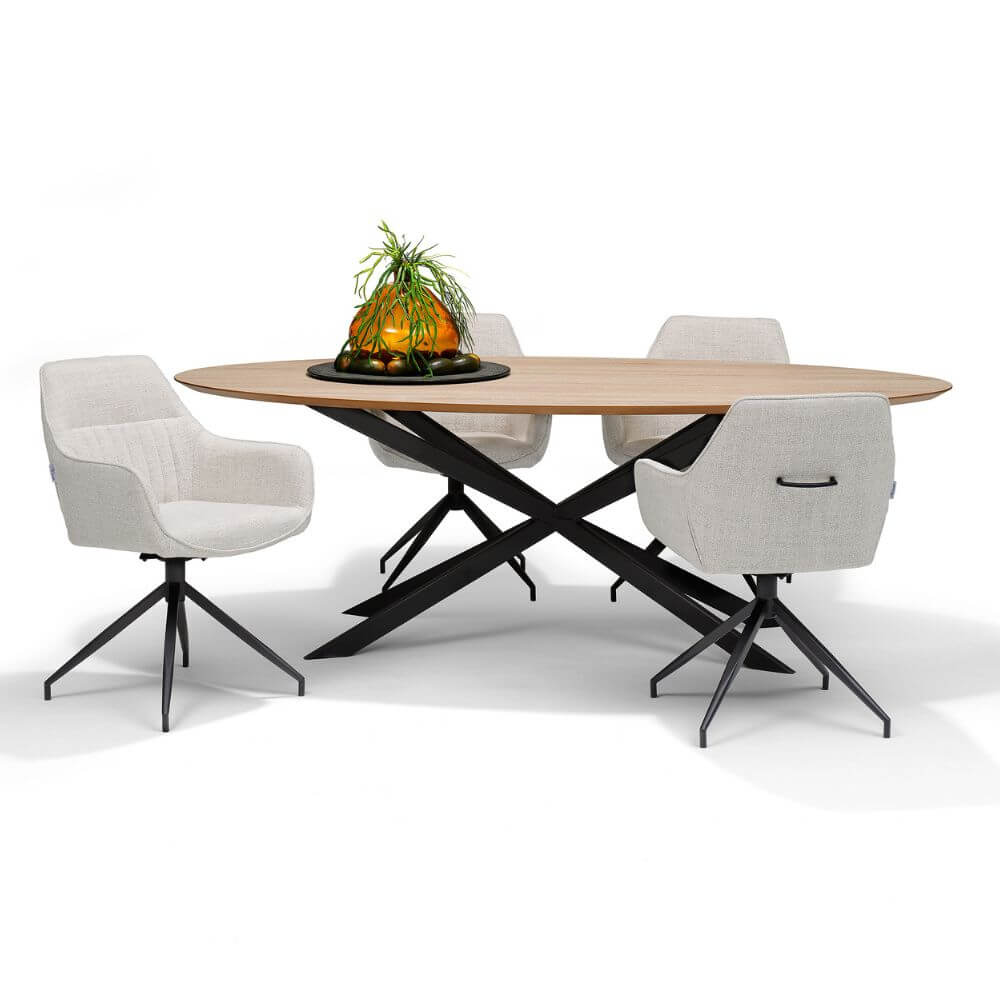 RV Design Toscane armstoelen in naturel Oasis stof met zwarte draaivoet rondom een moderne ovale eettafel.