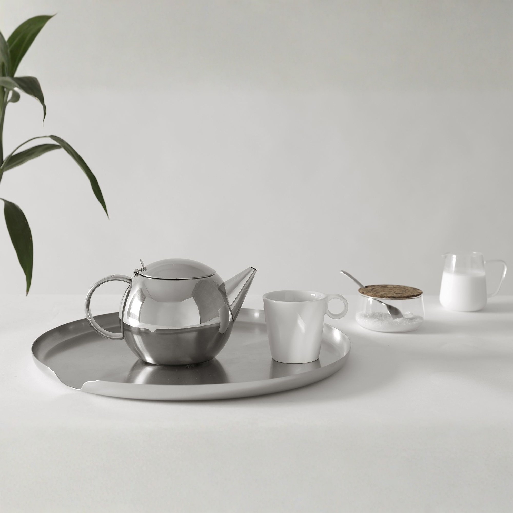 Viva Scandinavia Lucas theepot van roestvrij staal op dienblad met witte mok, melkkan en suikerpot – Scandinavisch design.