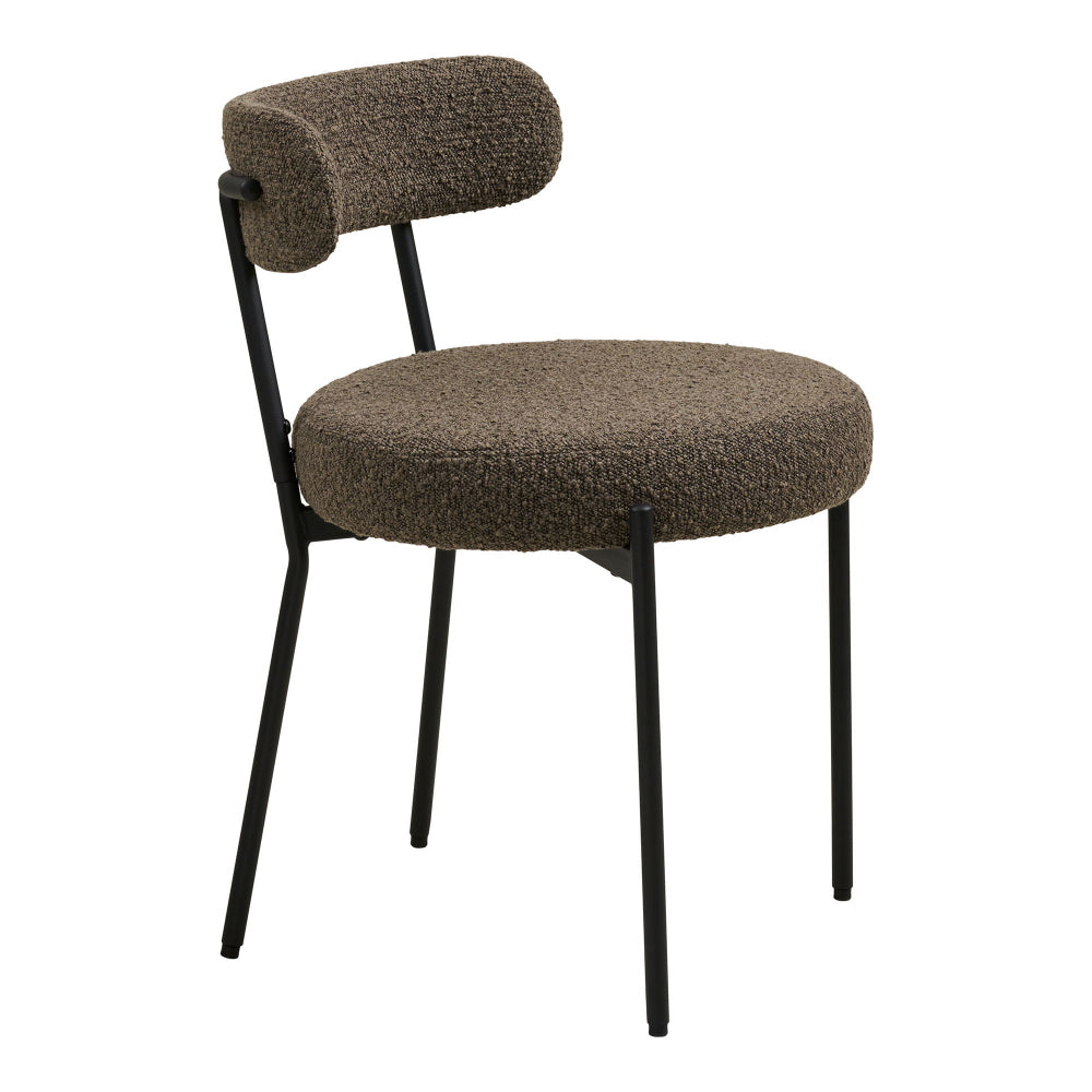 Badalona eetkamerstoel met bruine bouclé bekleding en zwarte metalen poten, zijaanzicht van de moderne Scandinavische stoel van House Nordic.
