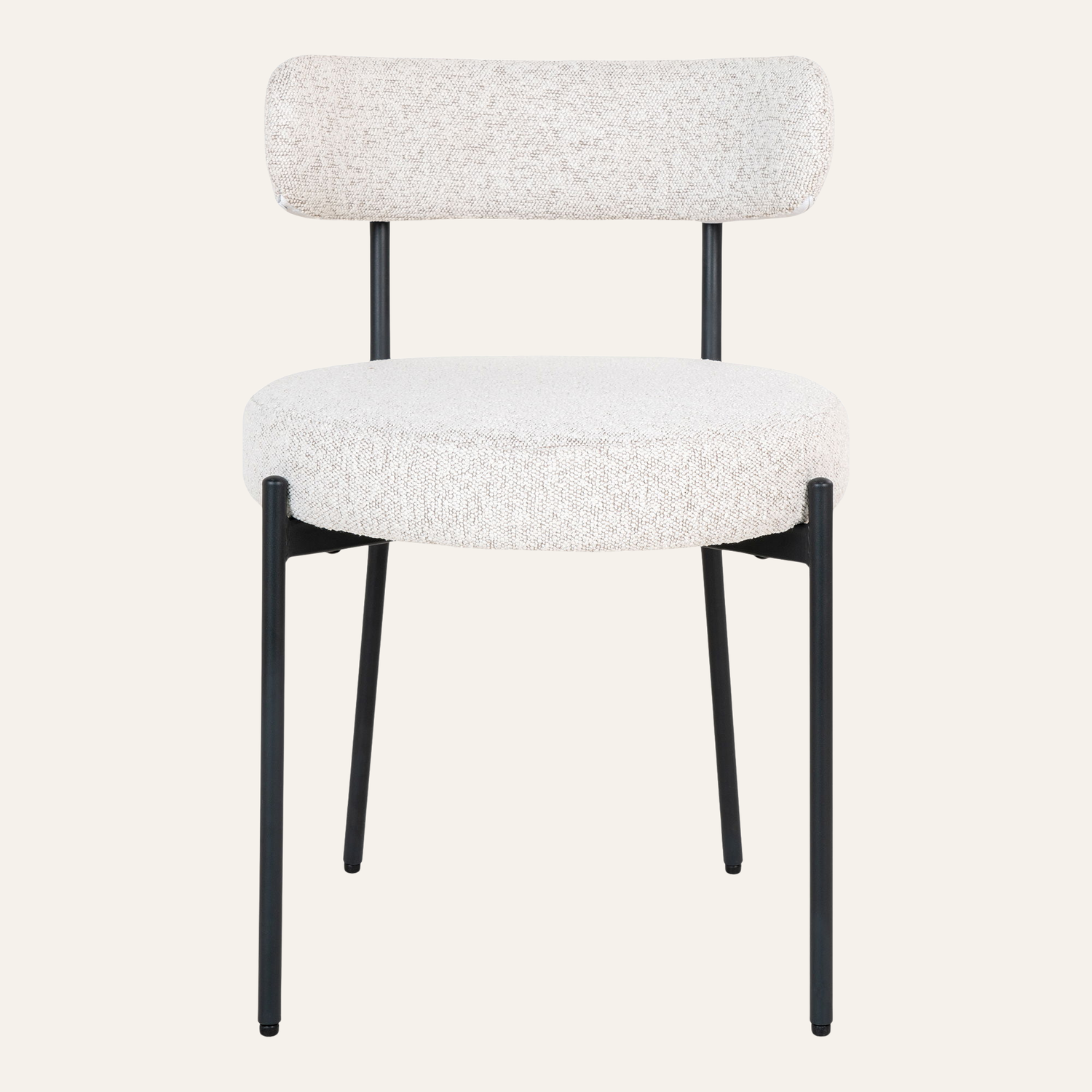 Badalona eetkamerstoel met witte bouclé bekleding en zwarte metalen poten, vooraanzicht van de moderne Scandinavische stoel van House Nordic. Beige achtergrond.