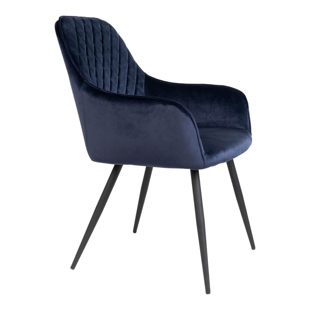 Zijaanzicht van de Harbo eetkamerstoel in donkerblauw velvet met zwarte metalen poten – stijlvolle en comfortabele stoel van House Nordic.