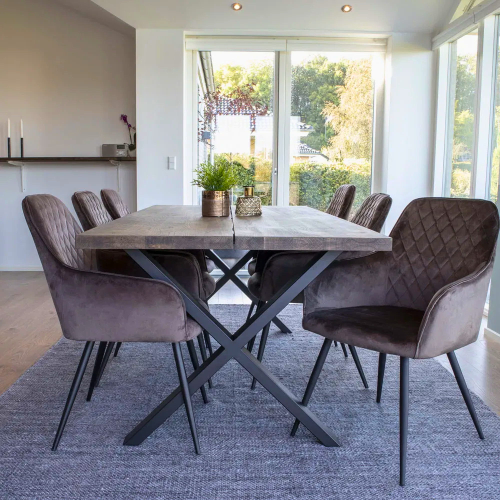 Set van Harbo eetkamerstoelen in bruin velvet met zwarte metalen poten rond een moderne eettafel – stijlvolle eetkamerinrichting van House Nordic.