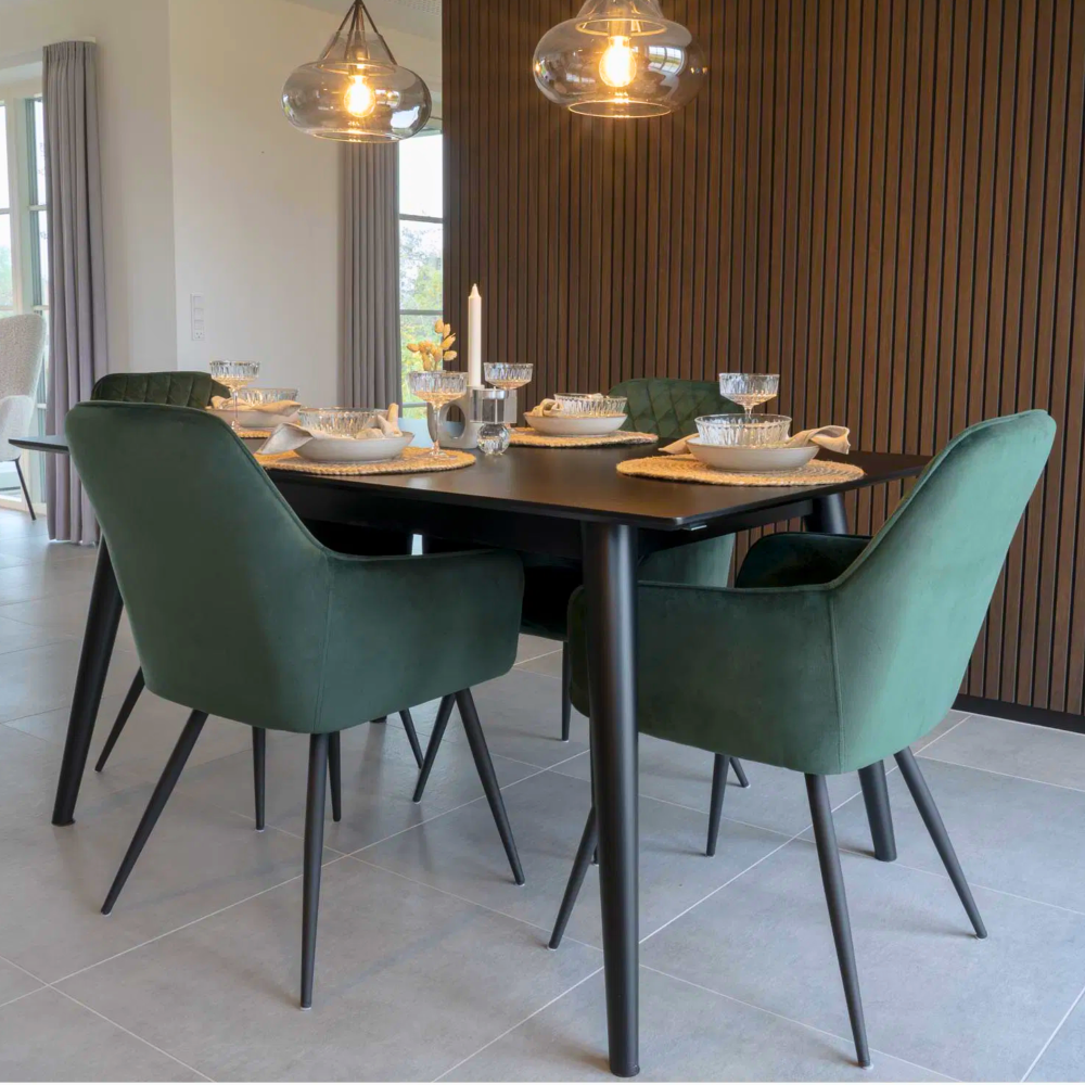 Set van Harbo eetkamerstoelen in groen velvet met zwarte metalen poten rond een moderne eettafel – stijlvolle eetkamerinrichting van House Nordic.