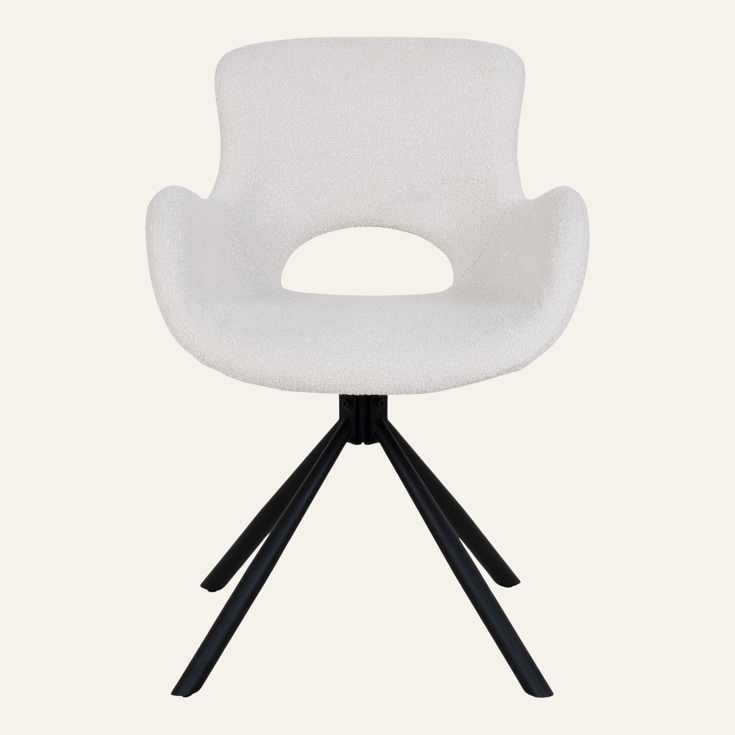 Vooraanzicht van de Amorim eetkamerstoel in off-white bouclé stof met zwarte metalen draaivoet – Scandinavisch design van House Nordic. Beige achtergrond.