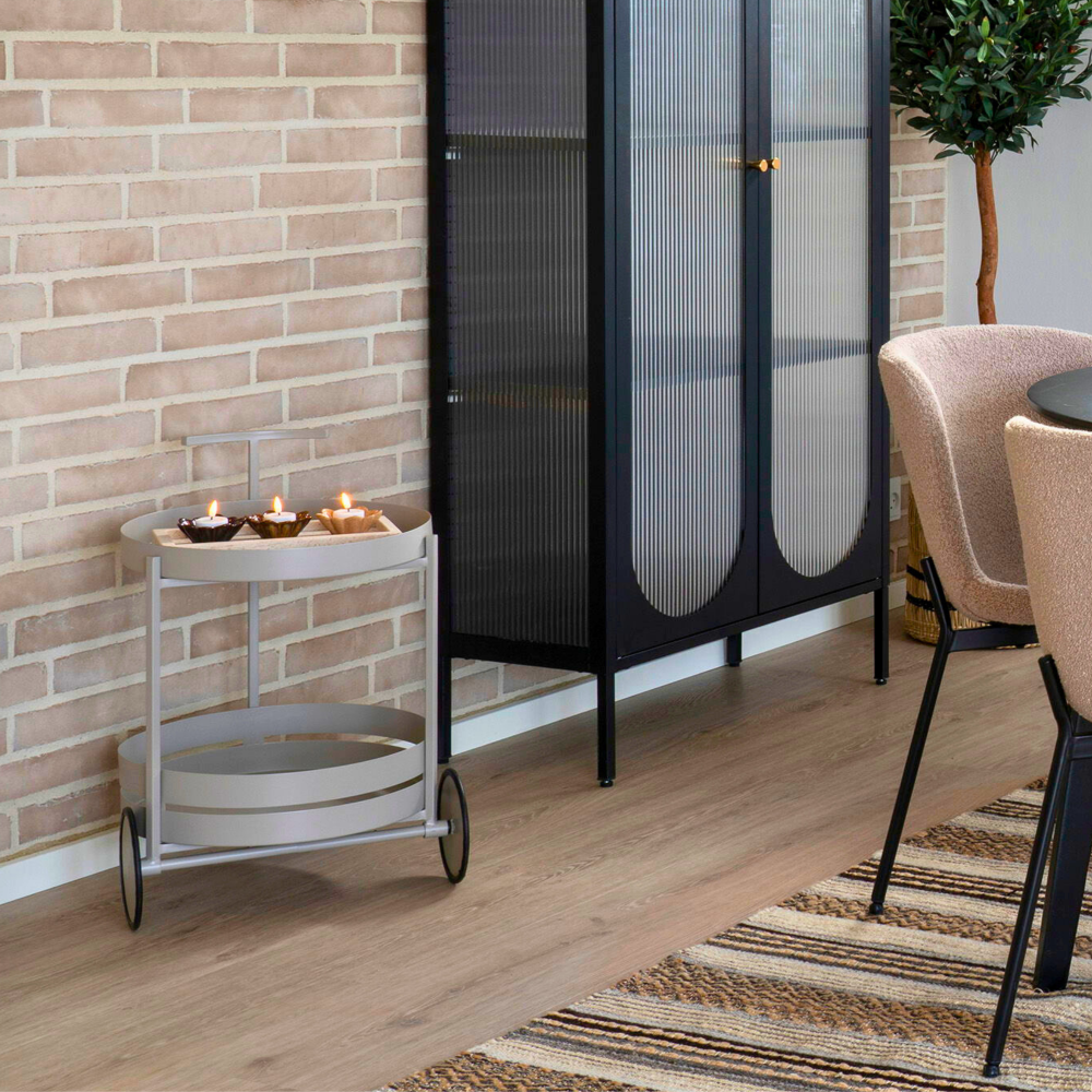 House Nordic Beja serveerwagen in grijs metaal – stijlvolle drankentrolley met ronde plateaus in een modern Scandinavisch interieur met houten vloer en zwarte kast.