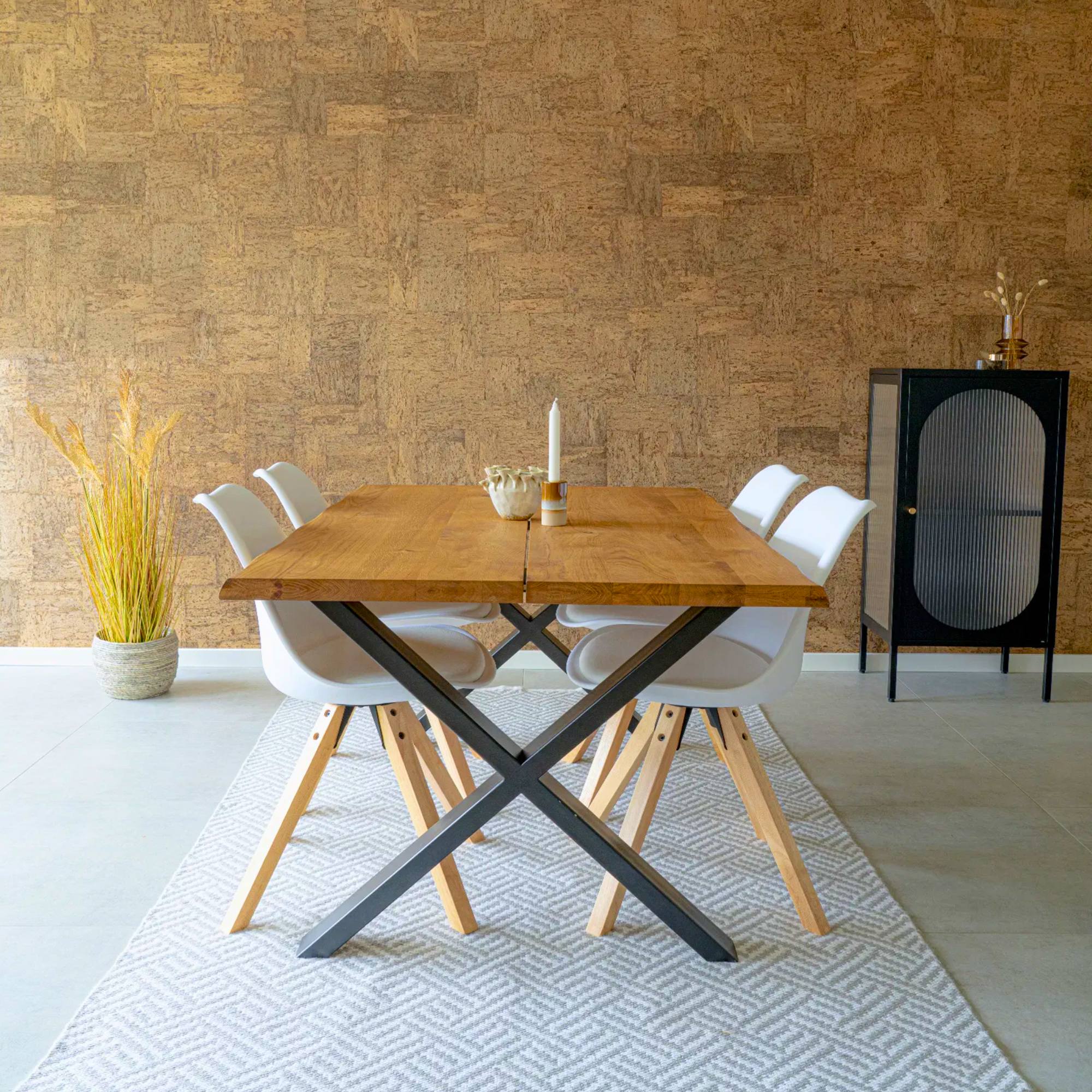 Moderne eetkamer met witte House Nordic Bergen eetkamerstoelen met houten poten aan een houten tafel in Scandinavisch interieur.