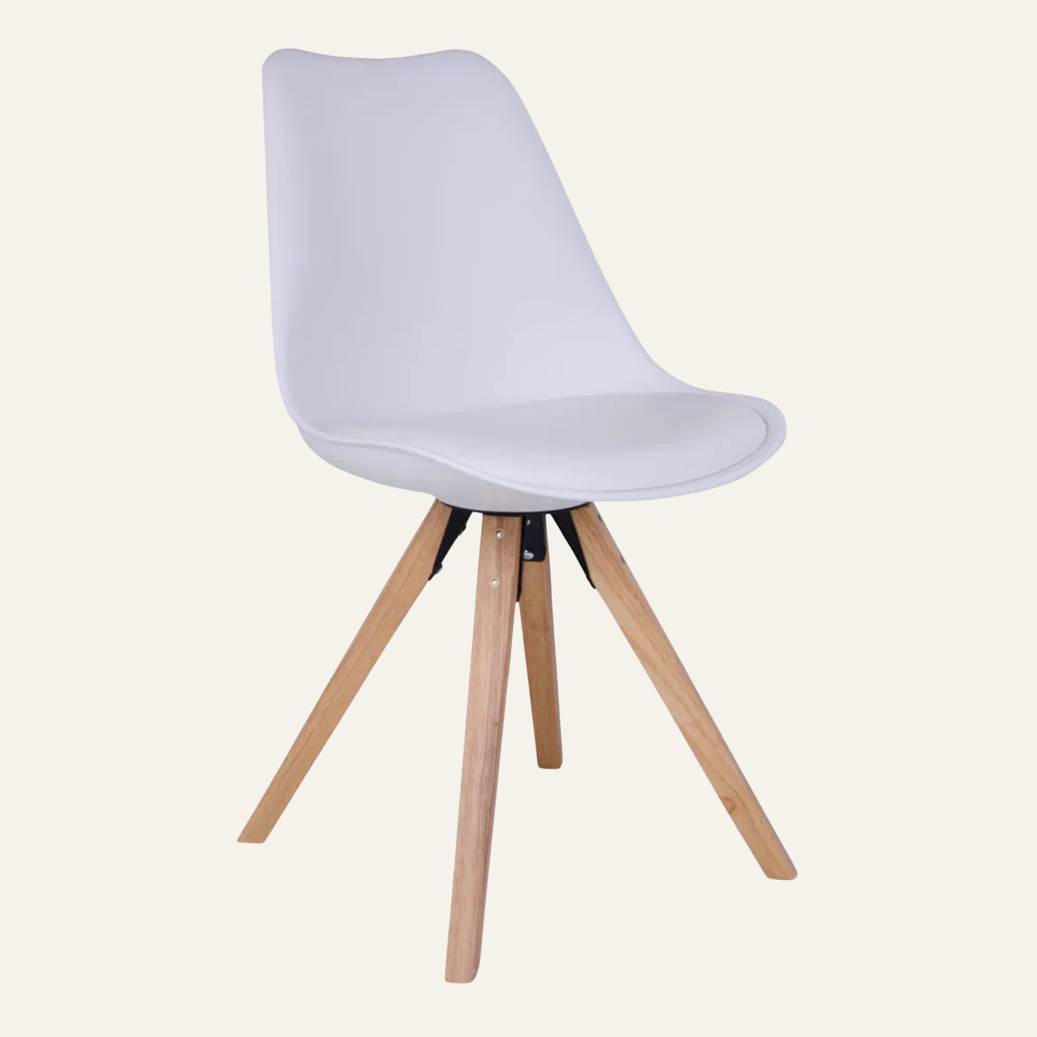 Witte House Nordic Bergen eetkamerstoel met houten poten in Scandinavisch design – moderne en comfortabele kuipstoel voor eetkamer of keuken. Met een beige achtergrond.