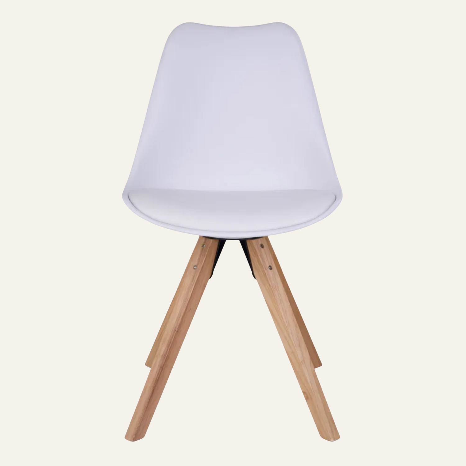 Vooraanzicht van witte House Nordic Bergen eetkamerstoel met houten poten op witte achtergrond. Met een beige achtergrond.