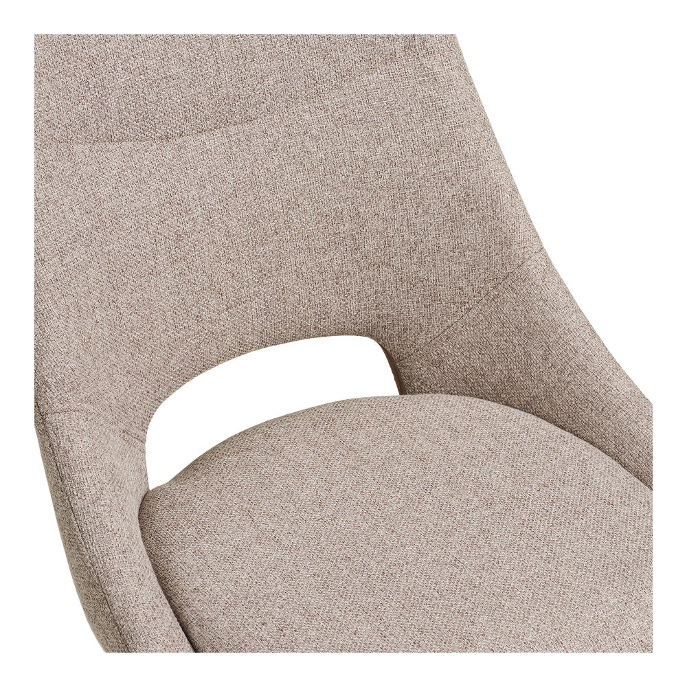Close-up van de zandkleurige House Nordic Dokka eetkamerstoel met zachte polyester bekleding en ergonomische rugleuning met opening – Scandinavisch design voor optimaal zitcomfort.