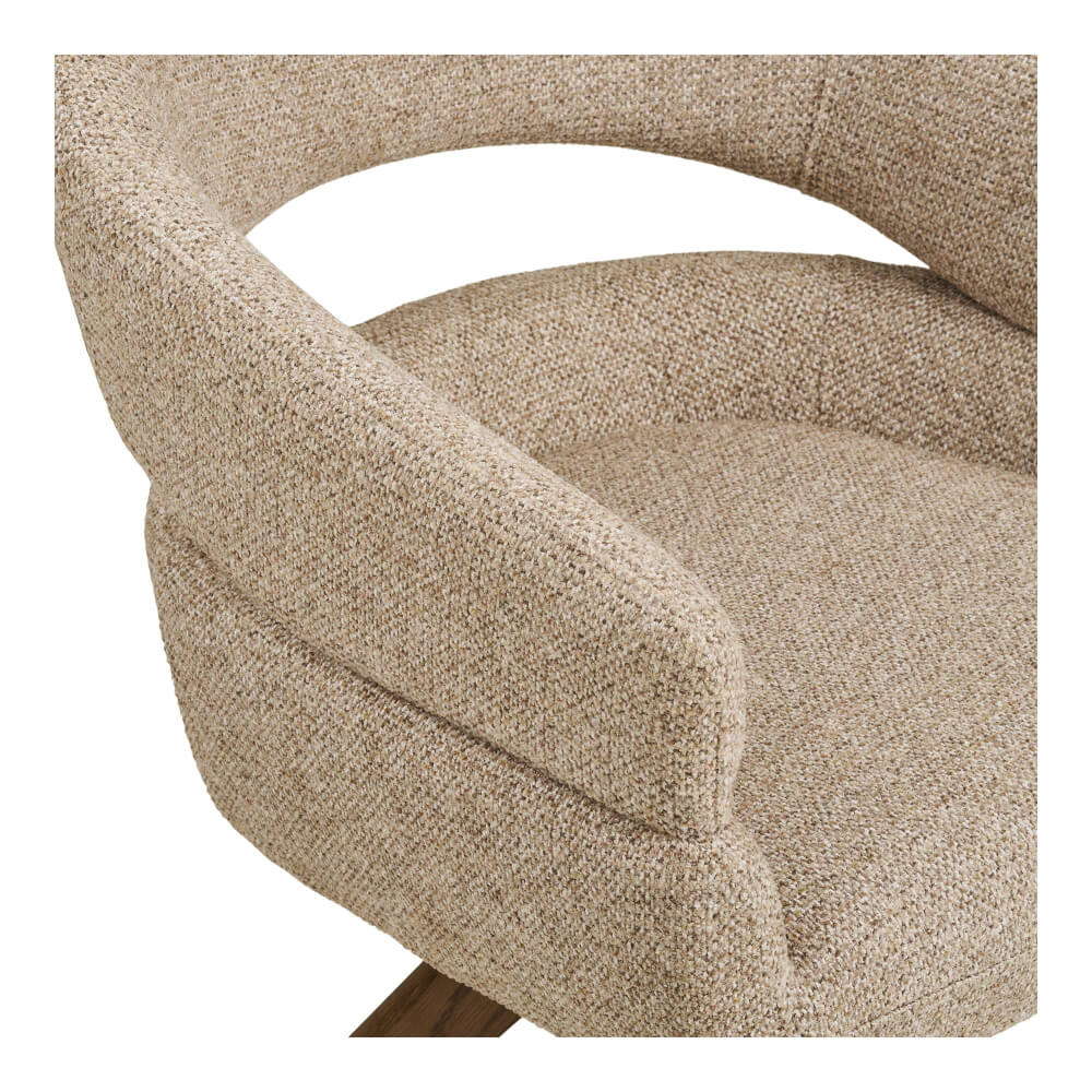 Detail van de zandkleurige stof en armleuning van de House Nordic Dover eetkamerstoel.