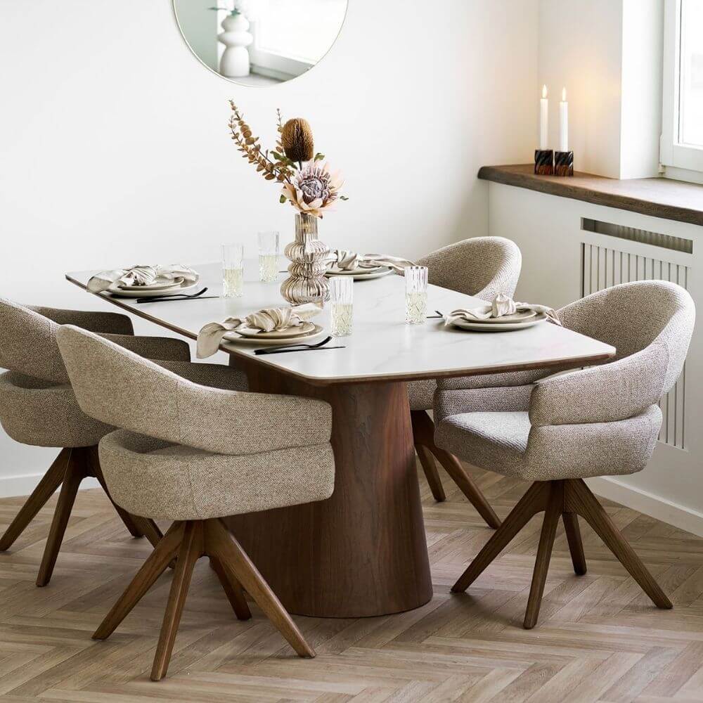 House Nordic Dover eetkamerstoelen in zandkleurige stof rond een eettafel in Scandinavisch interieur.