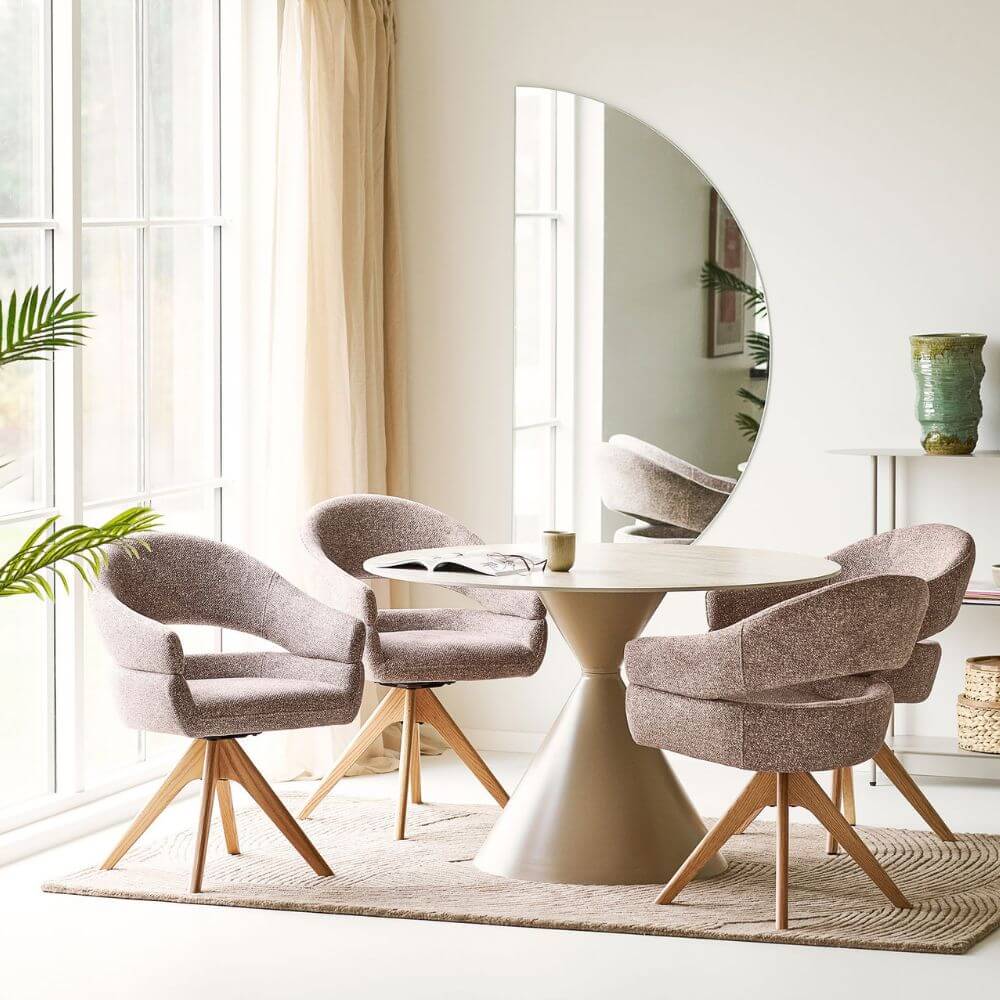 House Nordic Dover eetkamerstoelen bruin rond een eettafel in modern Scandinavisch interieur.