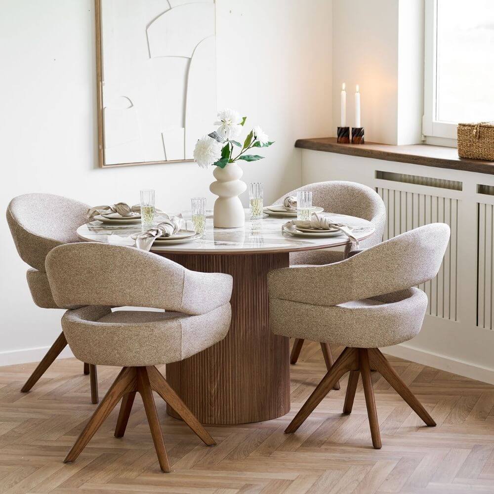 House Nordic Dover eetkamerstoelen in zandkleurige stof rond een ronde eettafel in Japandi interieur.