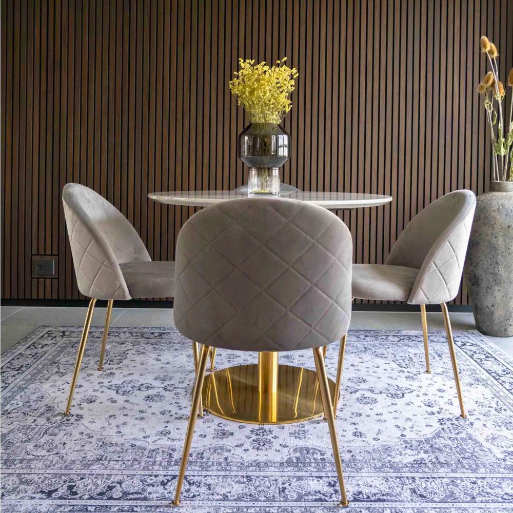 Set van grijs velvet House Nordic Geneve eetkamerstoelen met gouden poten rond een marmeren eettafel in modern Scandinavisch interieur.