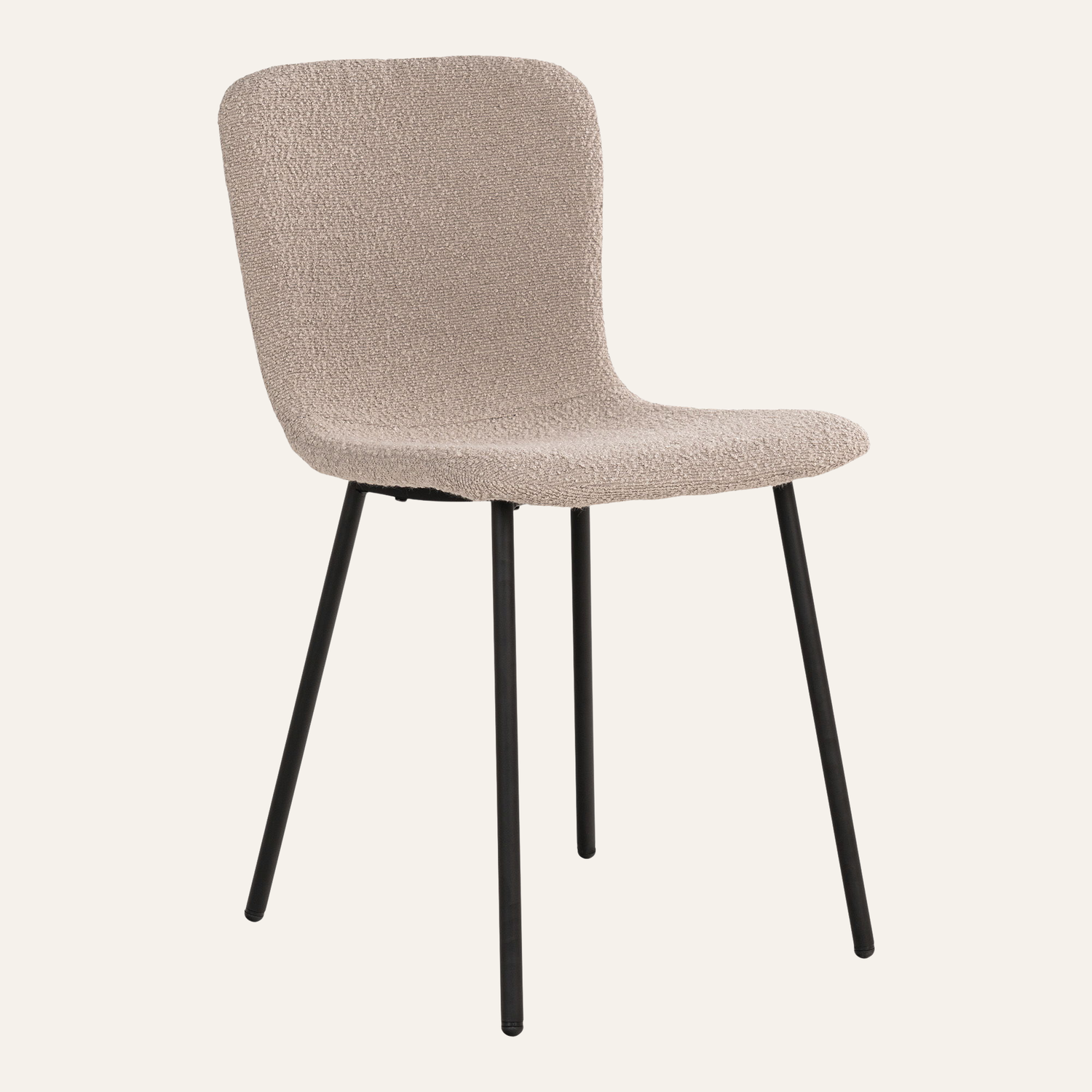 Halden eetkamerstoel van House Nordic in beige bouclé met zwarte metalen poten, moderne Scandinavische eetkamerstoel. Beige achtergrond.
