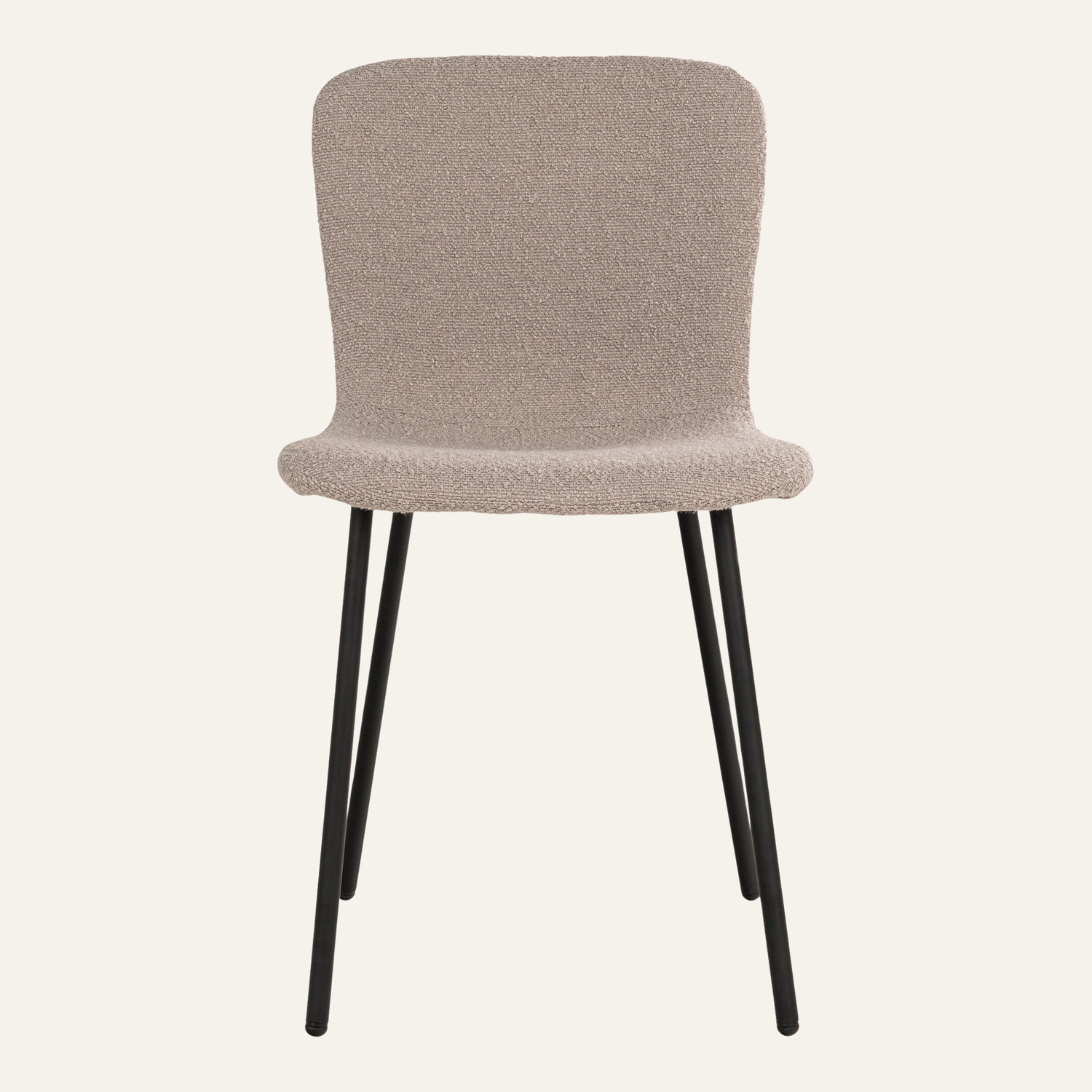 Vooraanzicht van de Halden eetkamerstoel van House Nordic in beige bouclé met zwarte metalen poten, modern Scandinavisch design. Beige achtergrond.