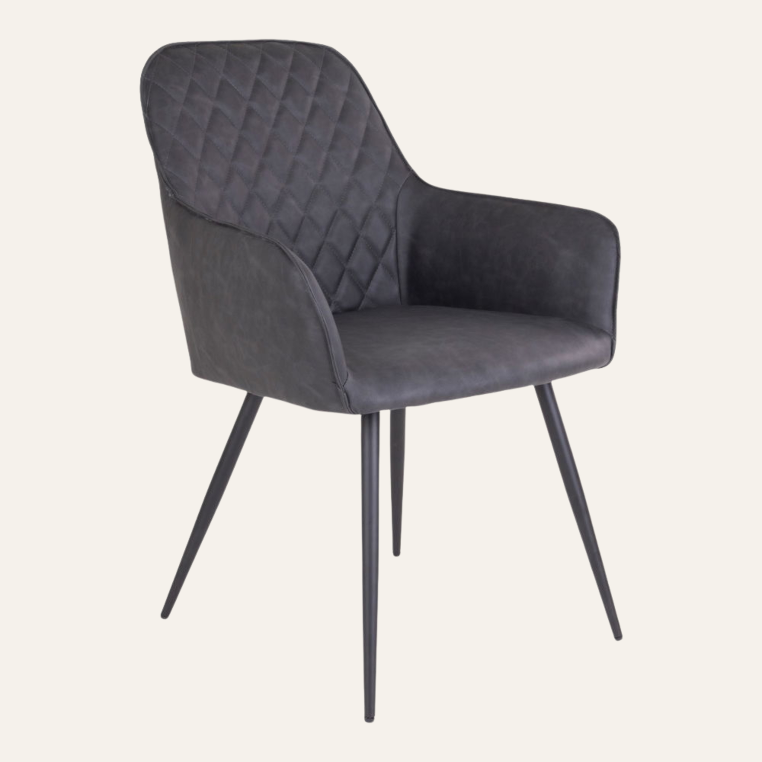 Donkergrijze House Nordic Harbo eetkamerstoel van PU-leer met zwarte poten – moderne eetkamerstoel met stijlvol ruitpatroon en comfortabele armleuningen. Met een beige achtergrond.