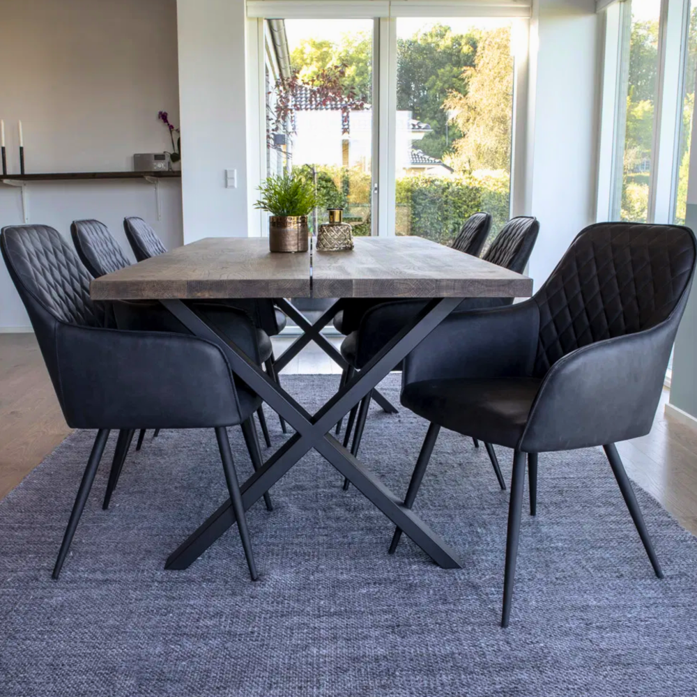 Set van donkergrijze House Nordic Harbo eetkamerstoelen rond houten eettafel – moderne eetkamer met PU-leren stoelen en zwarte metalen poten.