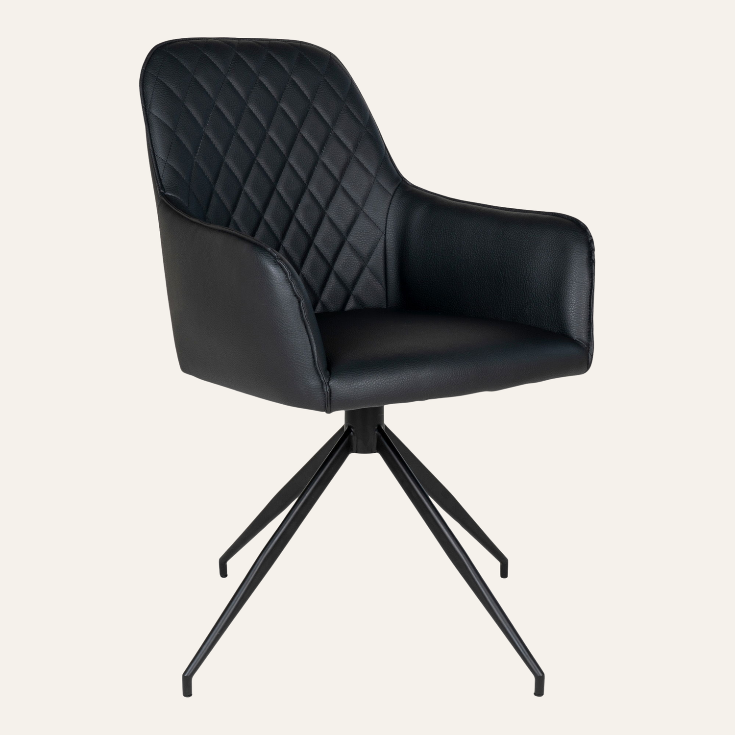 House Nordic Harbo eetkamerstoel met draaifunctie in zwart PU-leer en zwarte metalen poten – modern Scandinavisch design. Beige achtergrond.