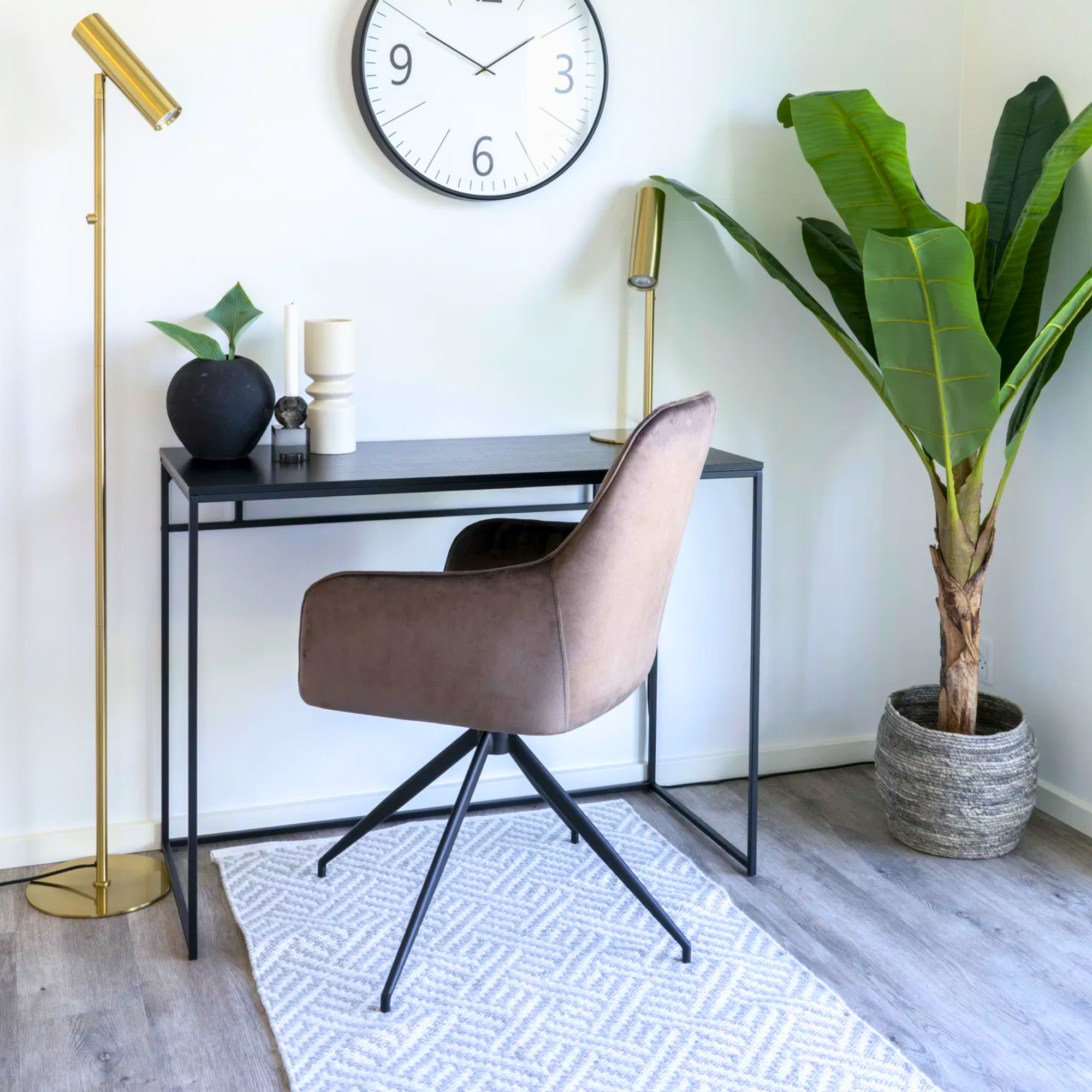 House Nordic Harbo eetkamerstoel in lichtbruin velvet gebruikt als bureaustoel in een Scandinavische home office met zwarte tafel en gouden lamp.