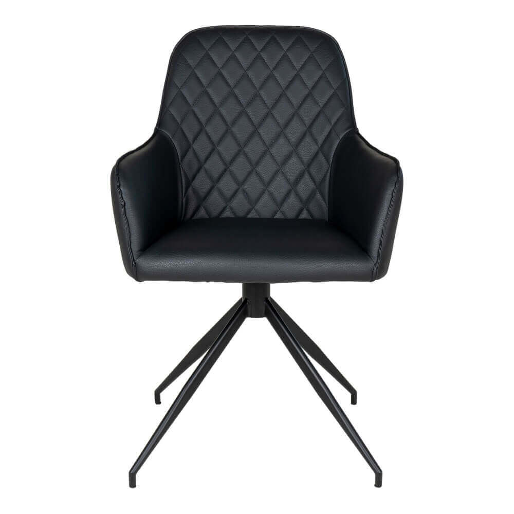 Vooraanzicht van de House Nordic Harbo eetkamerstoel in zwart PU-leer met zwarte metalen poten en diamantgestikte rugleuning.
